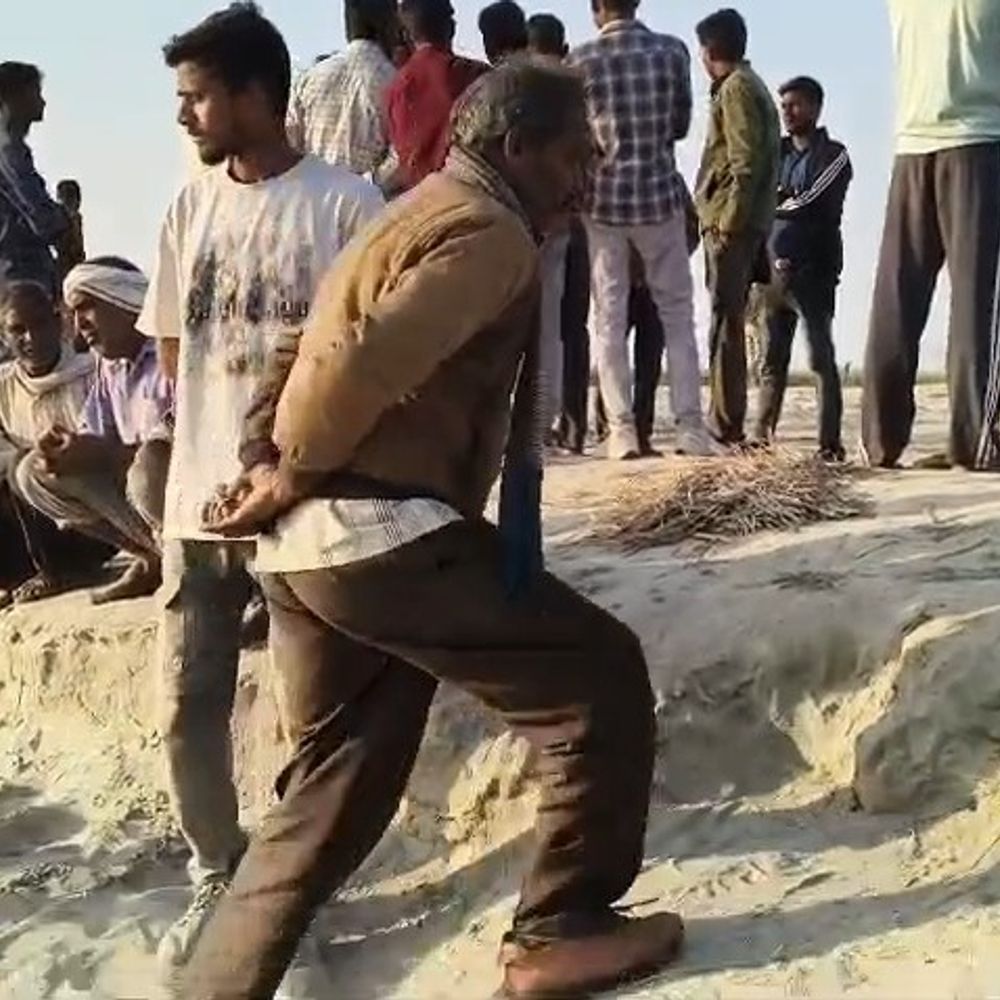 हरदोई में कुसुमखोर पुल के नीचे मिला युवक का शव:पांच दिन से लापता था, परिजनों ने हत्या का आरोप लगाया