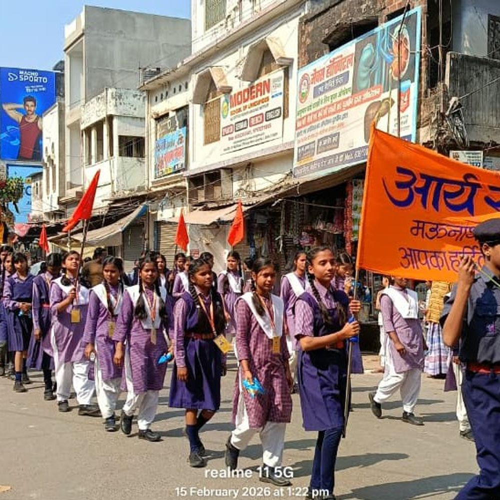 आर्य समाज मऊनाथ भंजन का 122वां वार्षिकोत्सव शुरू:यज्ञ और ओ३म् ध्वज फहराकर हुआ शुभारंभ, शोभायात्रा में उमड़ी भीड़