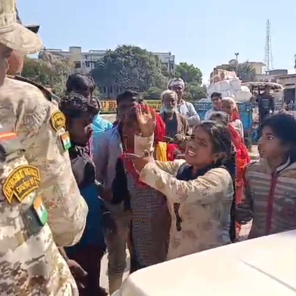 फिरोजाबाद के सुहाग नगर में अवैध झोपड़ी पर बुलडोजर चला:40 साल से रह रहे परिवार ने की पुनर्वास की मांग