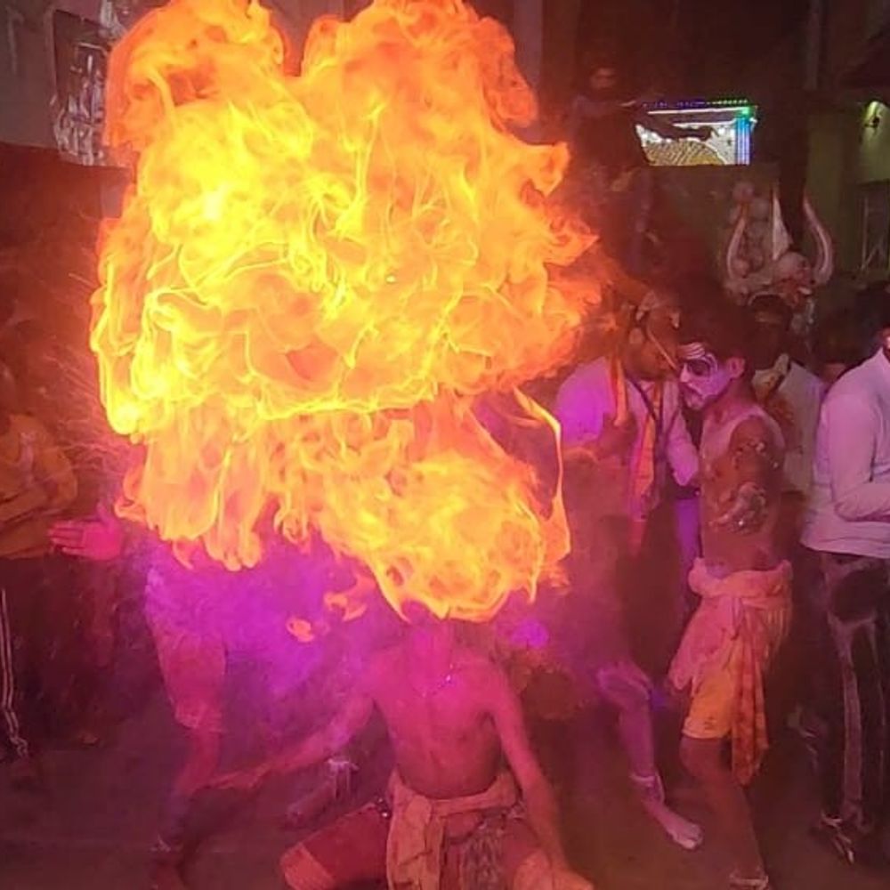 संभल में महाशिवरात्रि पर निकली भव्य शिव बारात:मुंडों पर सवार भगवान शंकर की झांकी, बाराती नाचते-गाते हुए बढ़ते रहे