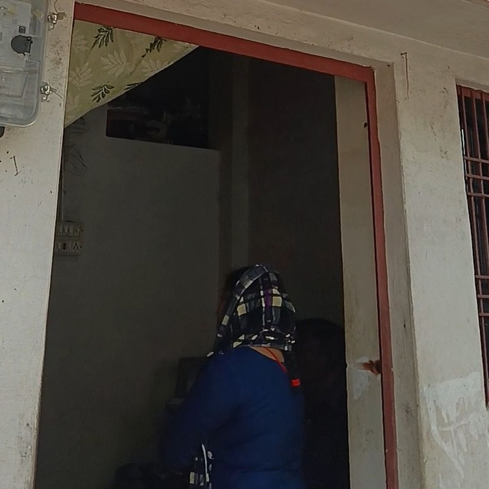 टीवी से घर में आग, दहेज का सामान जला:फायर ब्रिगेड ने आग बुझाई, बेटी के दहेज का सामान राख