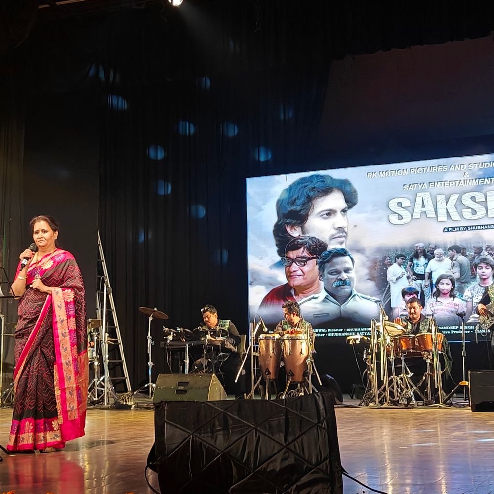 बॉलीवुड सिंगर की आवाज से सजी संगीतमय शाम:उत्तर प्रदेश संगीत नाटक अकादमी में हुआ आयोजन, समाजसेवियों का सम्मान