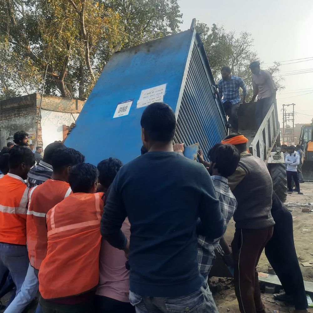 सीतापुर में 71 पटरी दुकानों पर चला प्रशासन का बुलडोजर:सरकारी जमीन पर थीं दुकानें, पटरी दुकानदार बोले- मेरे पर रोजगार का संकट