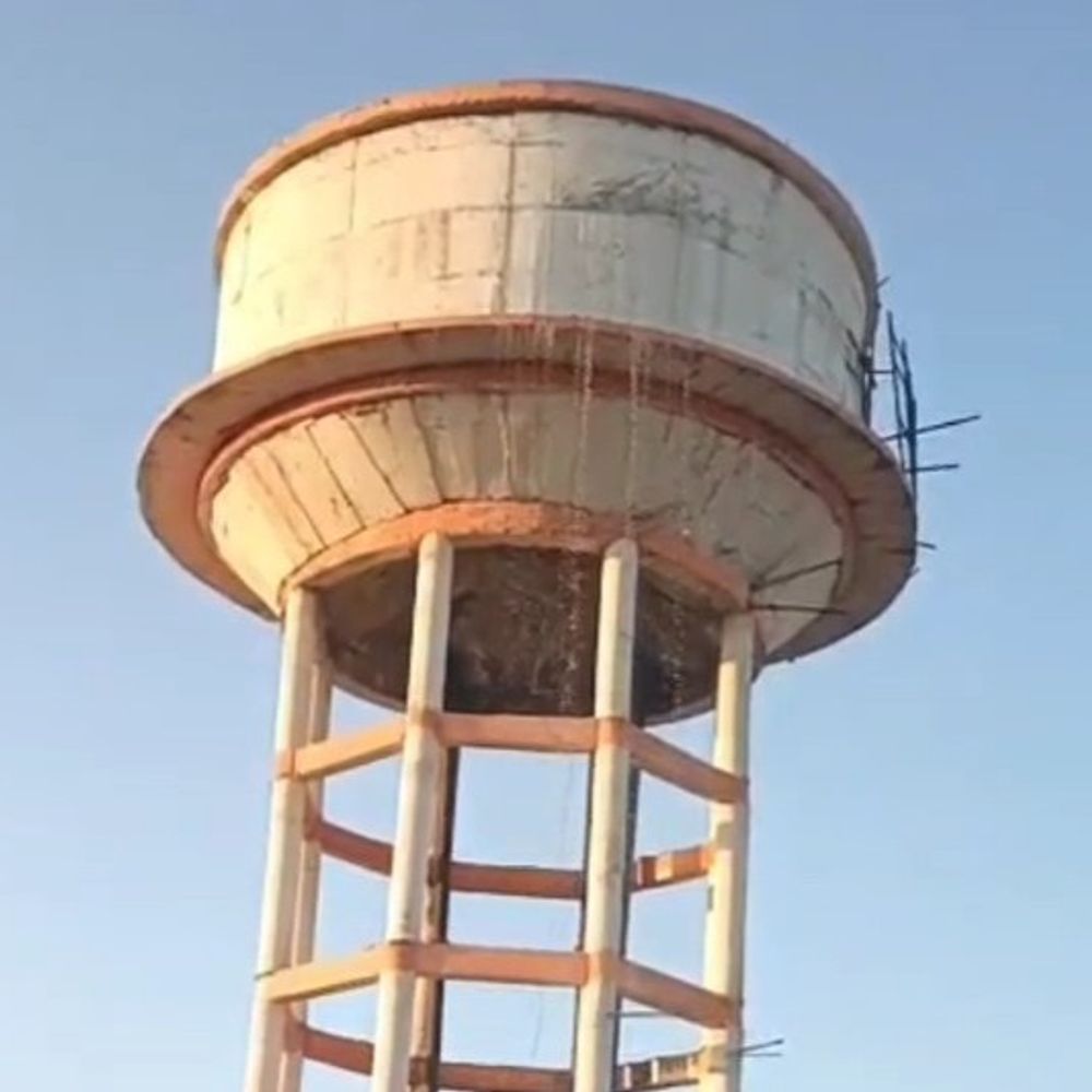 जल जीवन मिशन की नई टंकी में रिसाव का आरोप:एडीएम बोले- ओवरफ्लो था पानी, डीएम ने गठित की जांच समिति