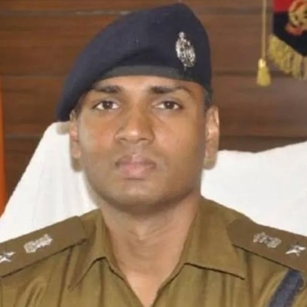 देवरिया में हेड कांस्टेबल लाइन हाजिर:पुलिस विभाग में 15 कर्मियों का तबादला, वर्षा शर्मा को थाना कार्यालय भेजा गया