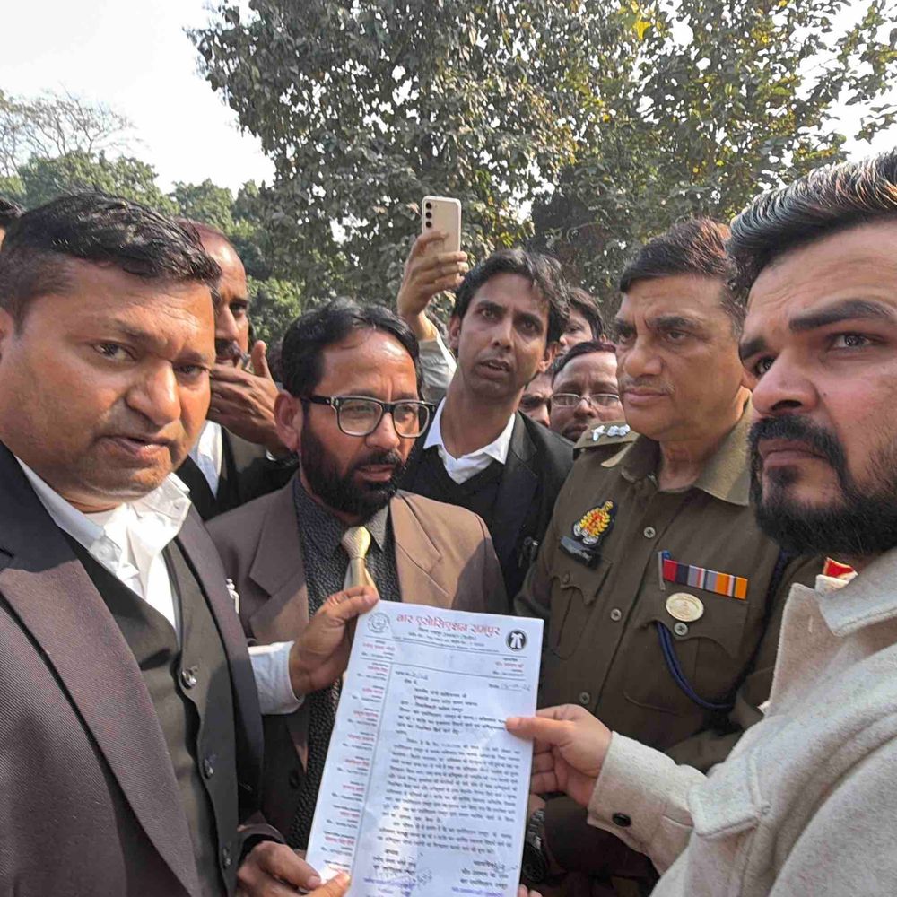 रामपुर में अधिवक्ता फारूक हत्याकांड, वकीलों का धरना:पांच करोड़ मुआवजे सहित पांच सूत्रीय मांगों पर अड़े अधिवक्ता