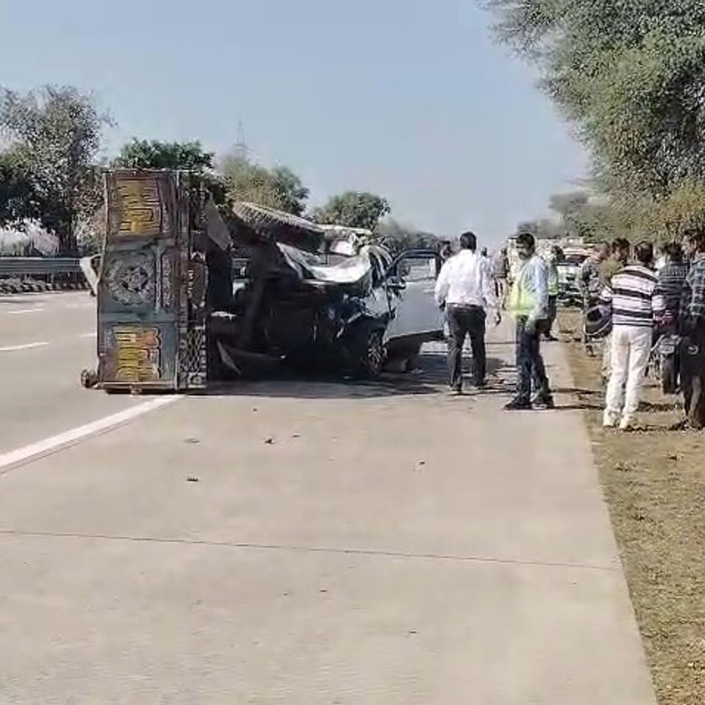 यमुना एक्सप्रेस-वे पर कार-ट्रैक्टर टक्कर:मथुरा में घायल ड्राइवर की इलाज के दौरान मौत