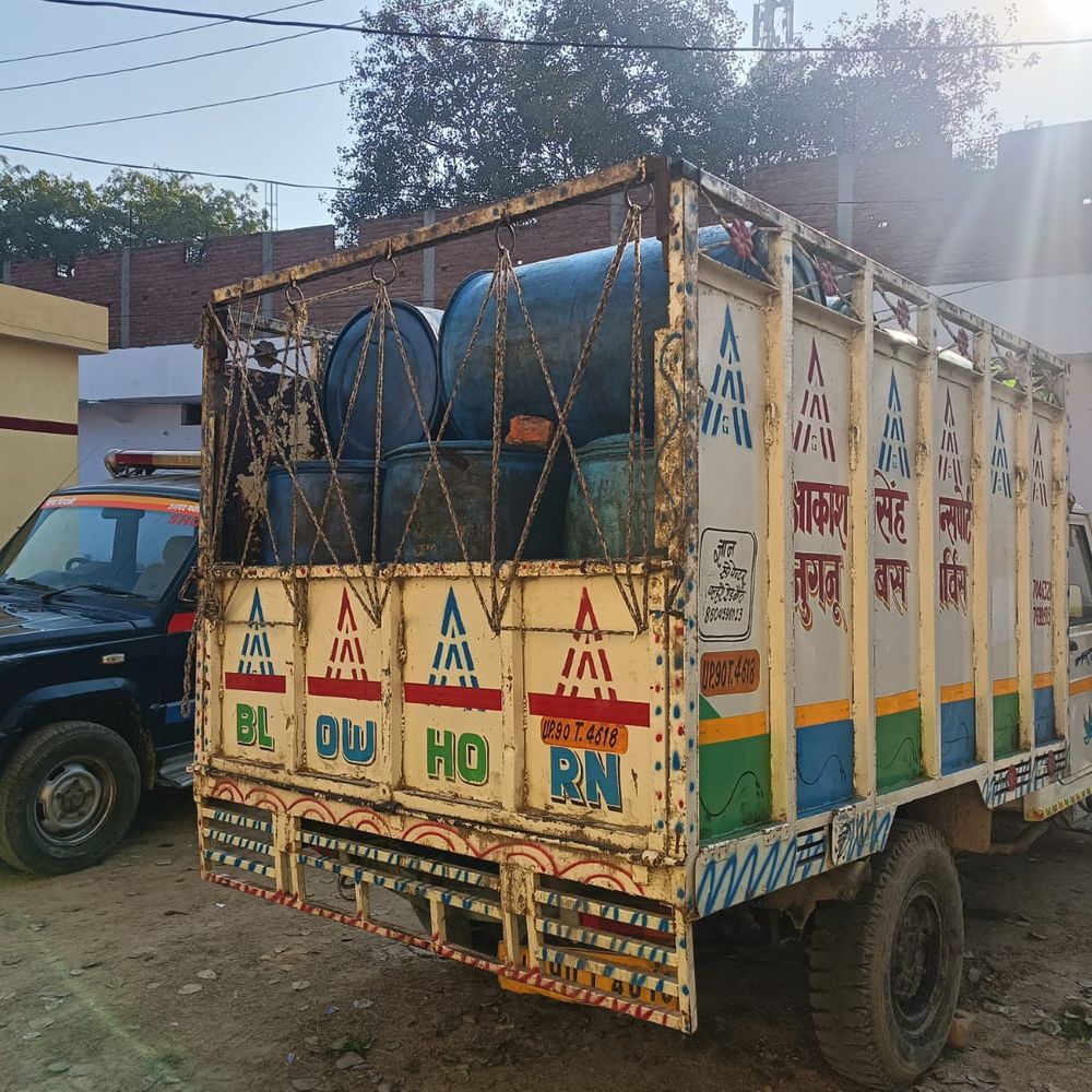 फतेहपुर में रिफाइंड ऑयल से भरी पिकअप पकड़ी:18 ड्रम में 3148 लीटर तेल बरामद, सैंपल जांच को भेजा