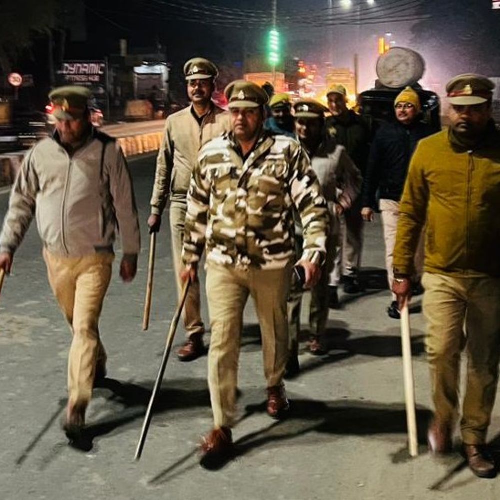 हापुड़ में टूरिस्ट बस चालक-क्लीनर से मारपीट:3 नामजद समेत 5 लोगों के खिलाफ FIR दर्ज