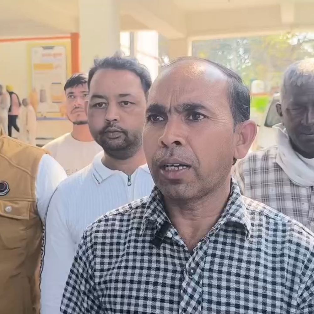 कुरावली के वसुरा में श्मशान भूमि पर कब्जे का आरोप:ग्रामीणों ने डीएम से लगाई गुहार, बोले हमारी मरघट की जमीन दिलवाओ साहब