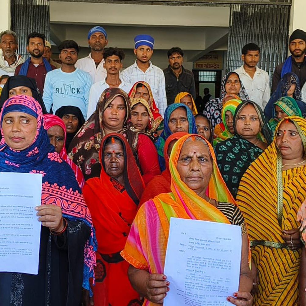 शराब दुकान हटाने की मांग पर ग्रामीणों का प्रदर्शन:लोगों ने डीएम को ज्ञापन दिया, माहौल खराब होने का आरोप