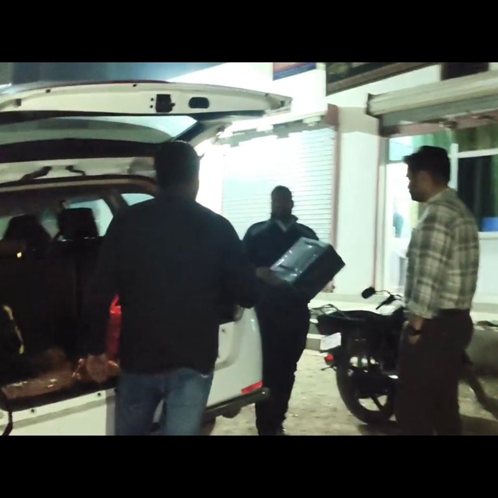 महराजगंज में भारत-नेपाल सीमा पर DGGI की छापेमारी:ट्रांसपोर्ट कार्यालय से दस्तावेज जब्त, संचालक हिरासत में