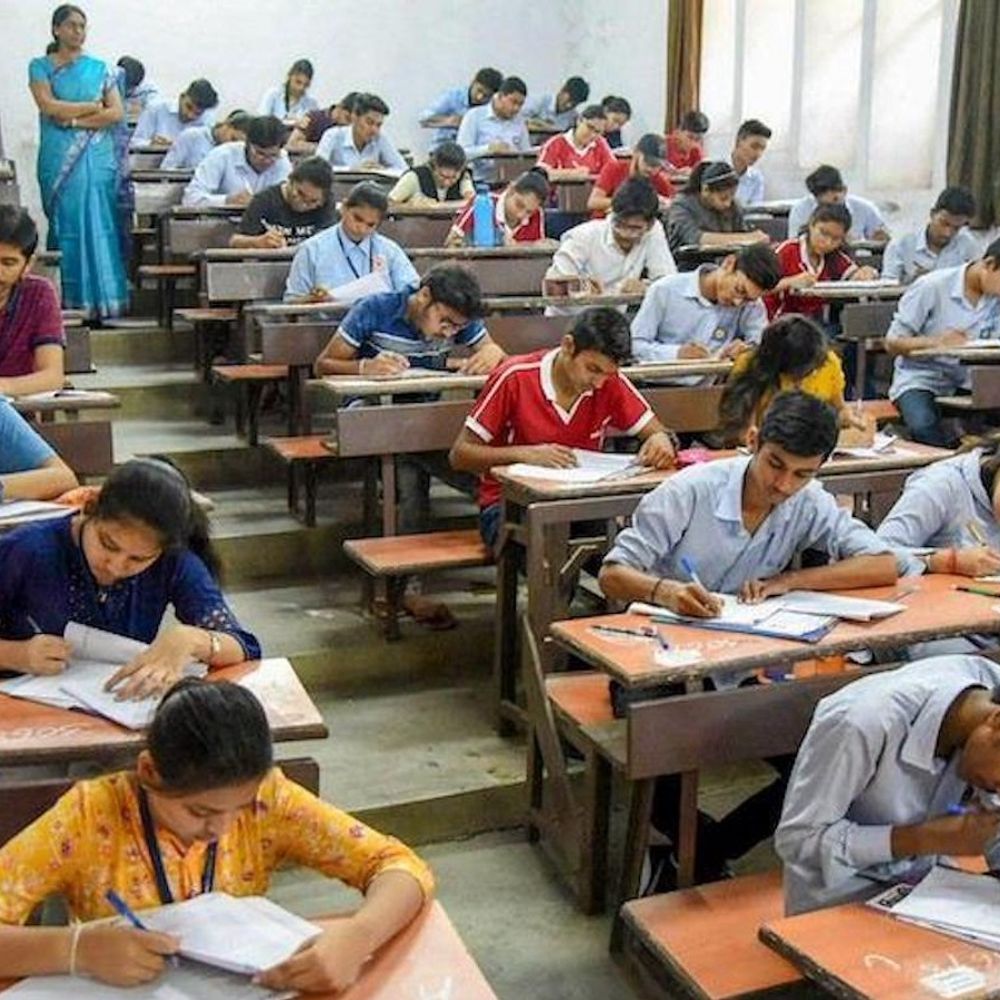 UP बोर्ड परीक्षा 2026 18 फरवरी से 12 मार्च तक:8033 केंद्रों में 52 लाख से ज्यादा छात्र छात्राएं देंगे एग्जाम, पहला पेपर हिंदी