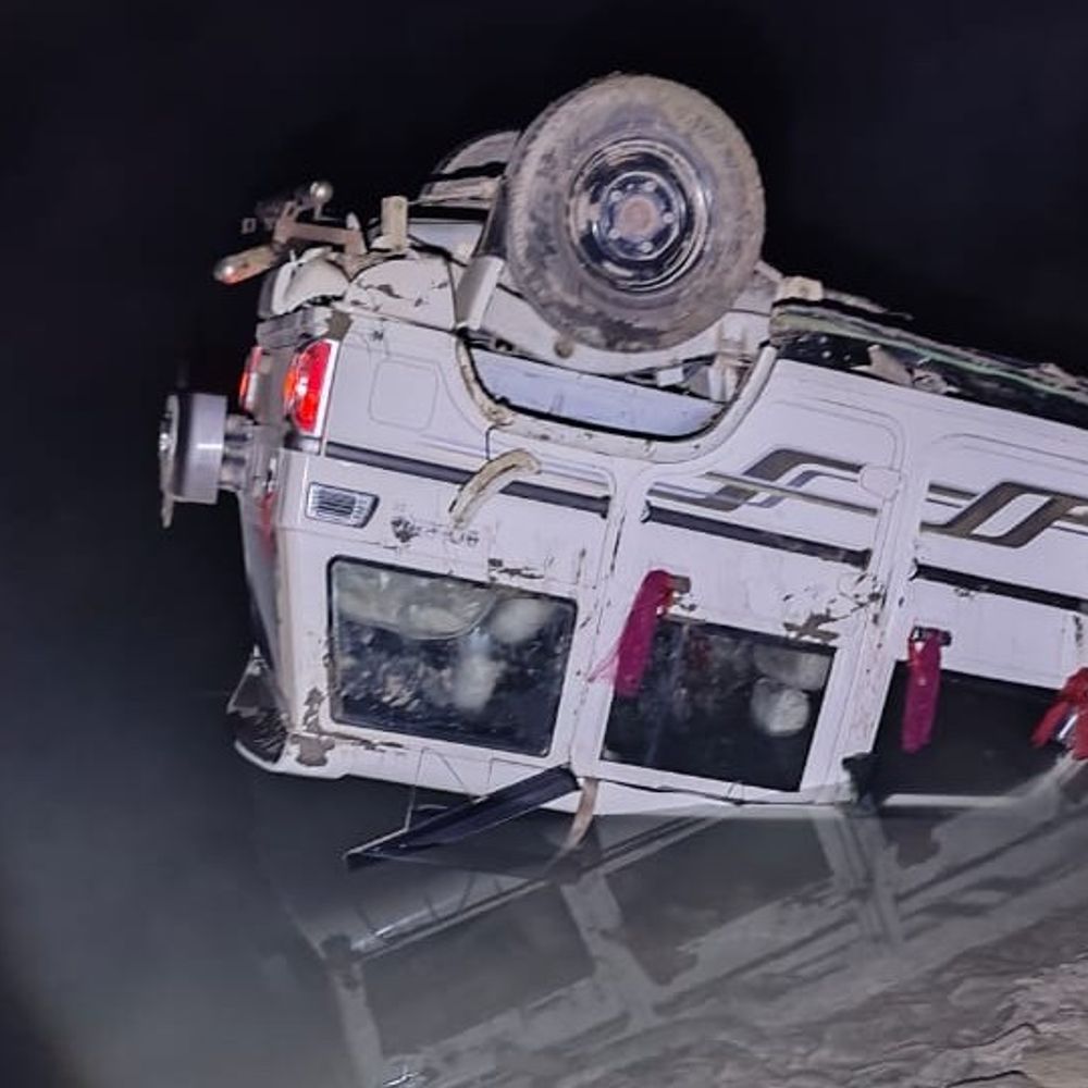 हरदोई में शारदा नहर में गिरी बारातियों की बोलेरो:उन्नाव से लौट रहे परिवार के 9 लोग बाल-बाल बचे