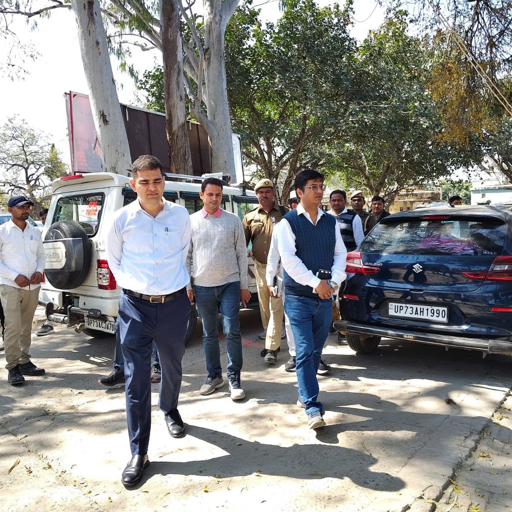 डीएम ने मंझनपुर व सरसवां BDO कार्यालय का किया निरीक्षण:आईजीआरएस व जनशिकायत रजिस्टर में सूचनाएं अधूरी मिलने पर मांगा स्पष्टीकरण