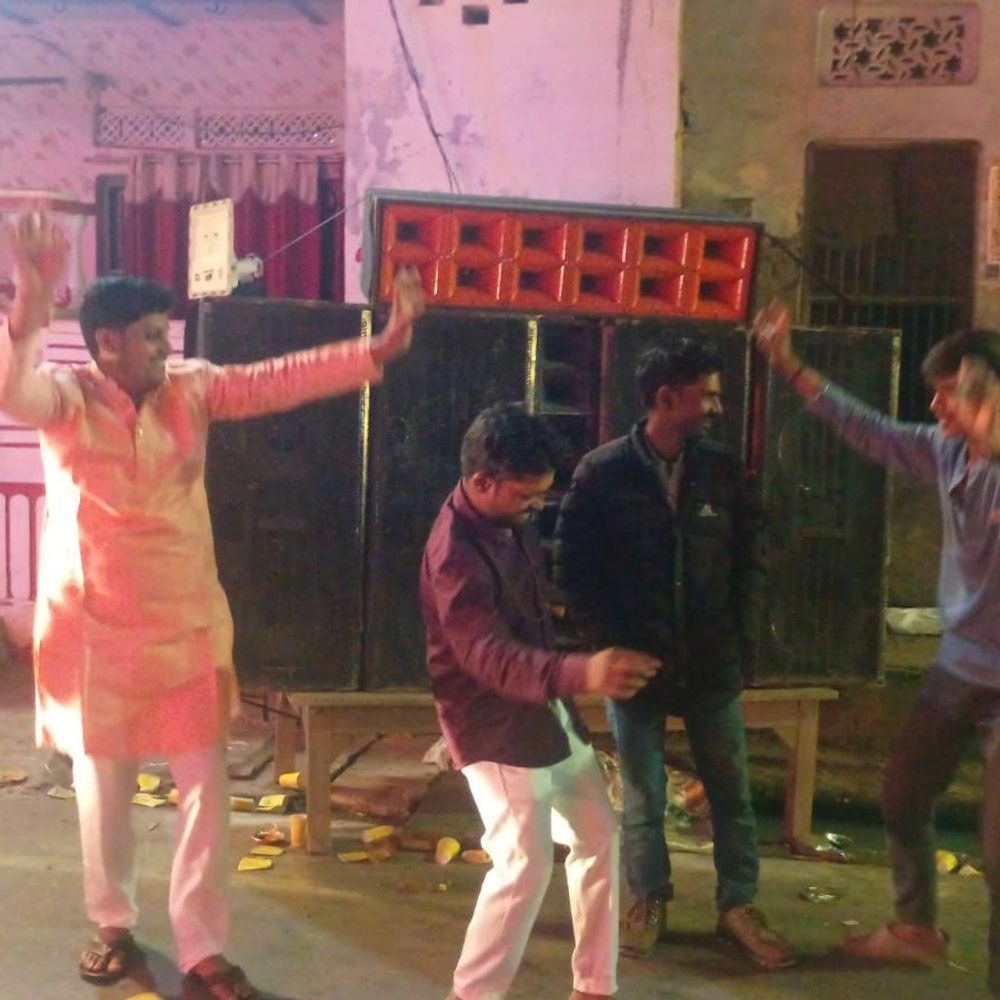 भारत ने पाकिस्तान को हराया:जौनपुर में क्रिकेट मैच के बाद जश्न का माहौल