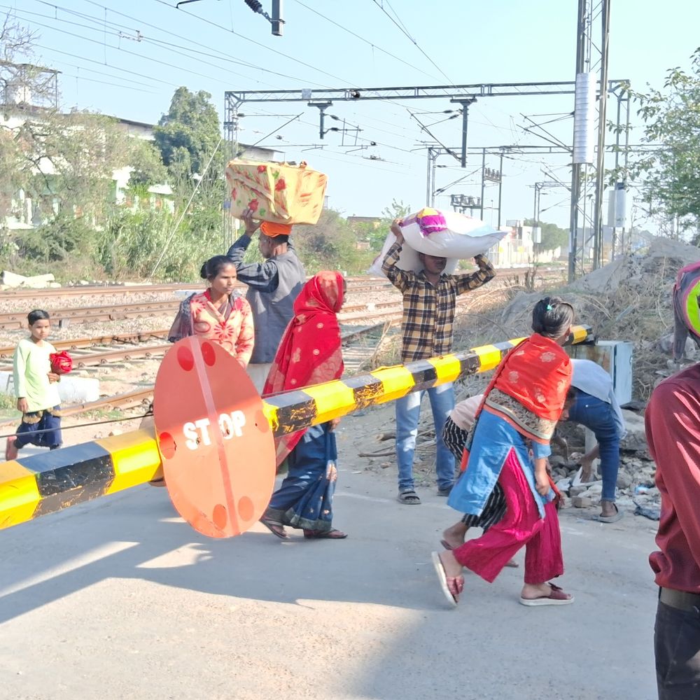 मंगली पुरवा फाटक पर अचानक काम शुरू:हरदोई में बिना सूचना गेट बंद होने से लगा भीषण जाम