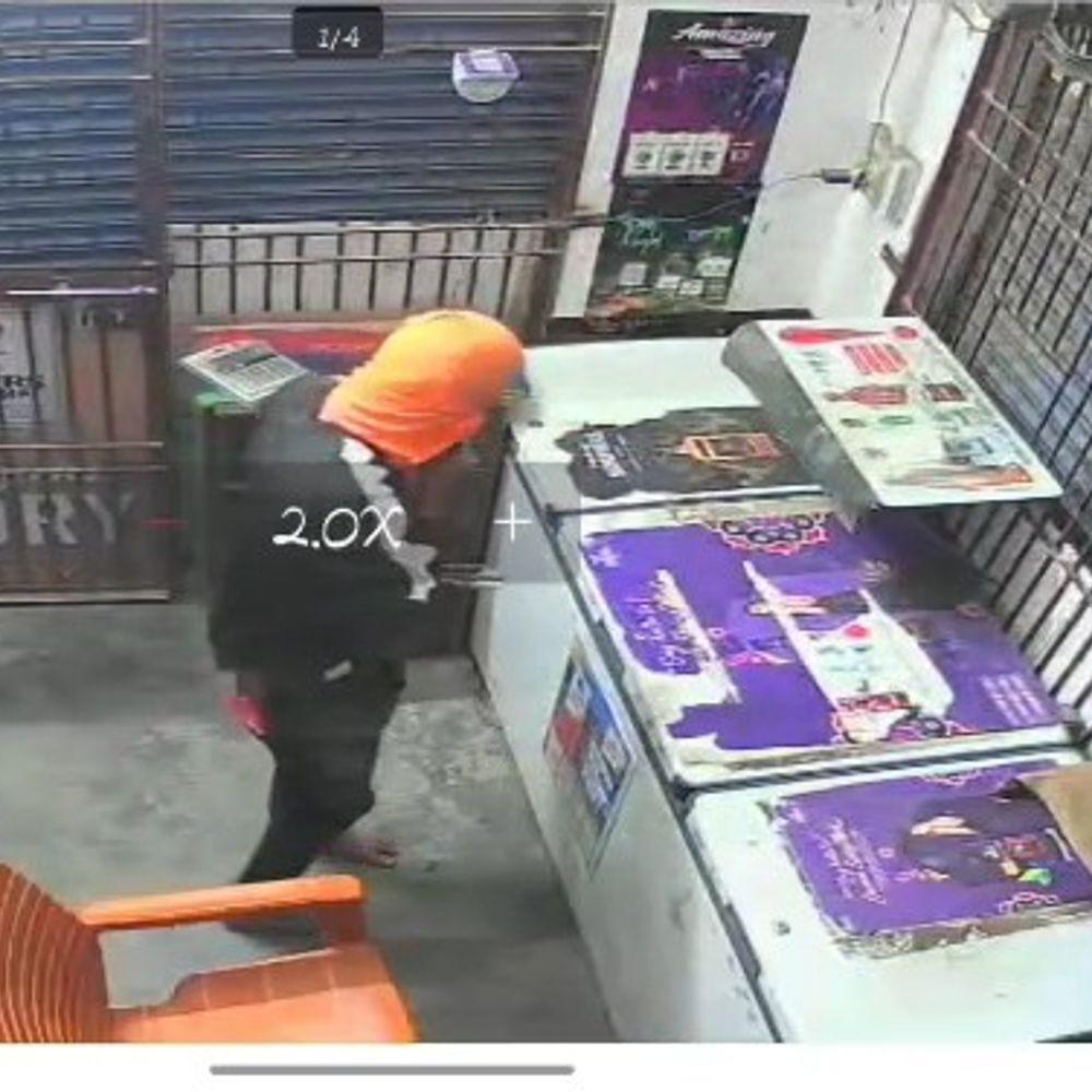 एक महीने में दूसरी बार शराब दुकान में चोरी:चंदौली में एक ही तारीख पर निशाना, 3 लाख रुपये का नुकसान