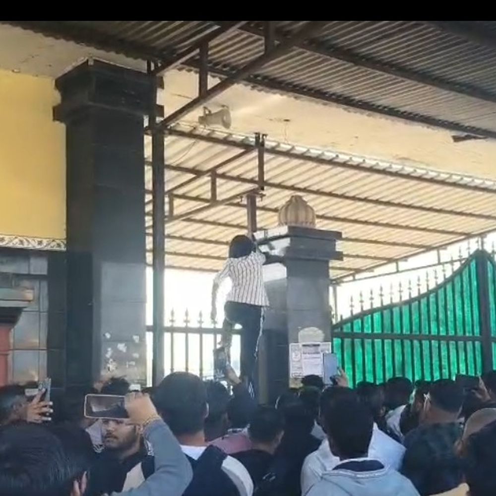 कानपुर में SSC परीक्षा में छात्रों का हंगामा:प्रवेश नहीं मिलने पर भड़के स्टूडेंट्स, गेट फांदकर छात्रा अंदर कूदी; परीक्षा कैंसिल हुई