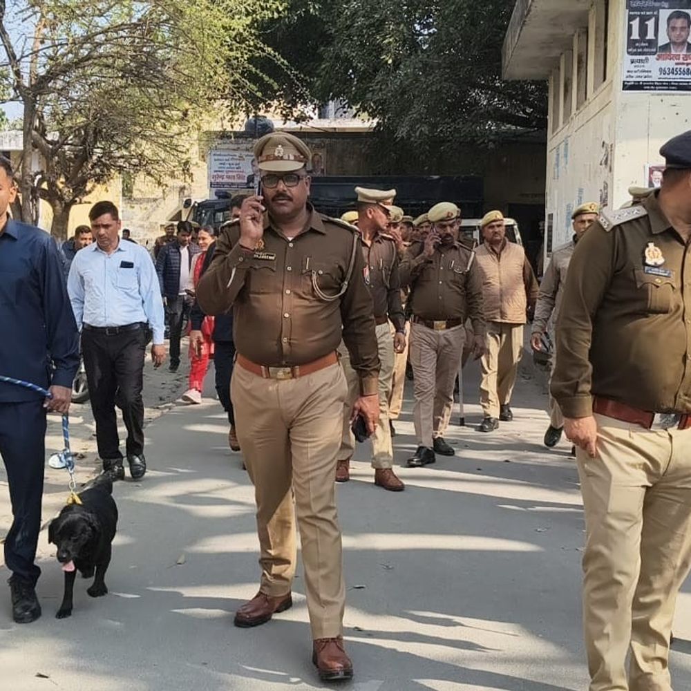 मुरादाबाद कचहरी में सघन सुरक्षा जांच अभियान चलाया गया:अमरोहा में धमकी पत्र के बाद पुलिस अलर्ट, डॉग स्क्वॉड संग तलाशी ली