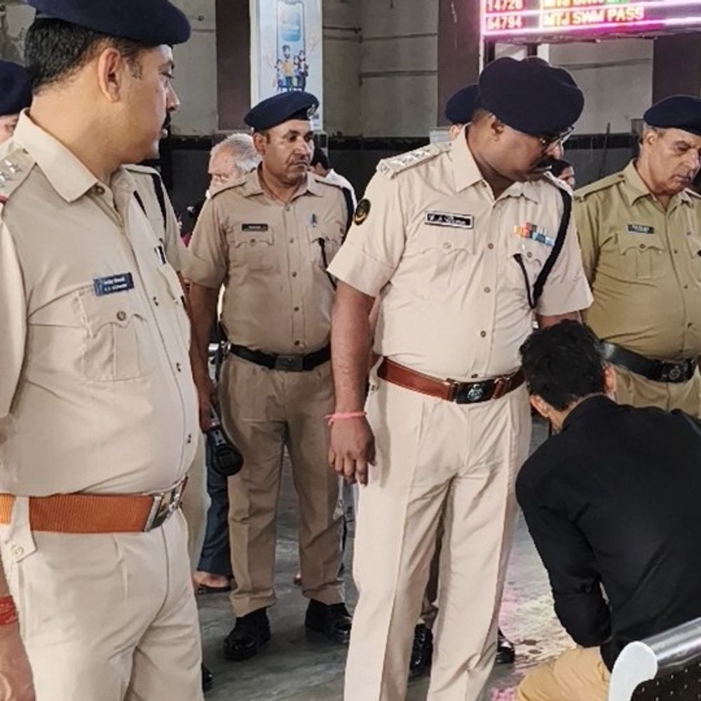 मथुरा जीआरपी ने गुमशुदा महिला को बरामद किया:छतरपुर की रहने वाली है, परिजनों को बुलाकर सौंपा