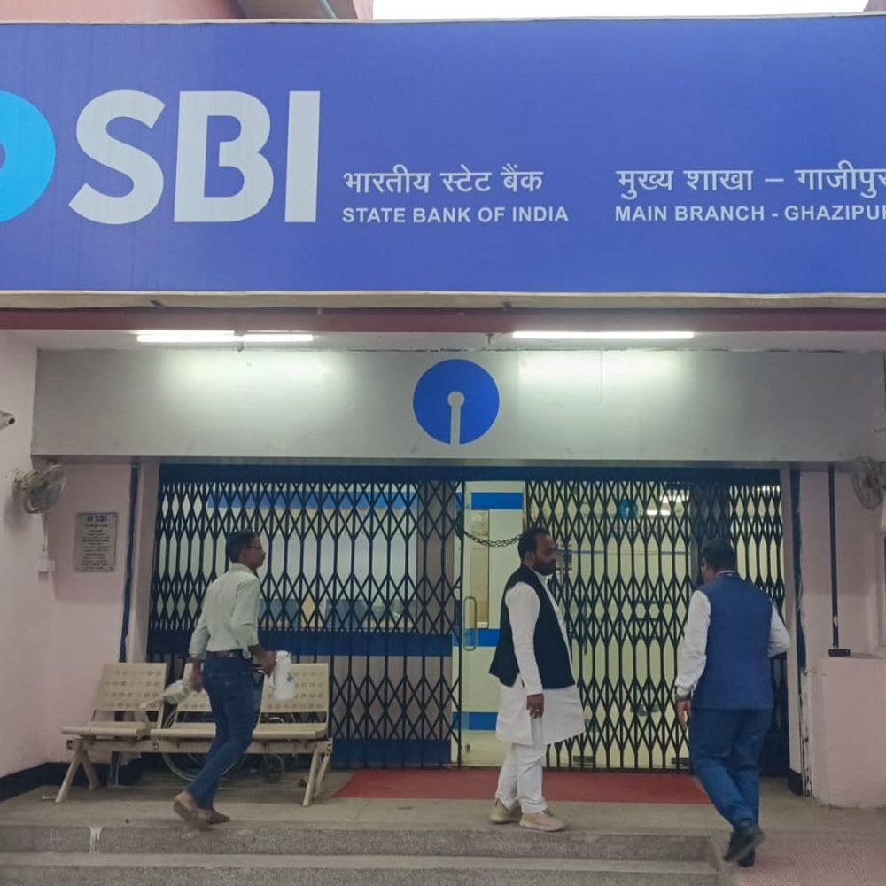 गाजीपुर में SBI बैंक में जालसाजी की कोशिश:आरोपी रंगे हाथ पकड़ा गया, मैनेजर पर मामला दबाने का आरोप
