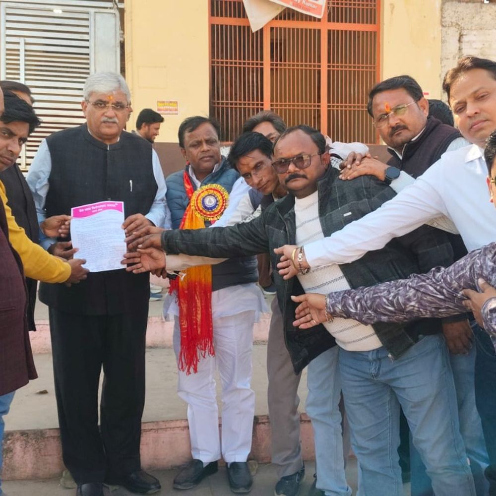 DU में पत्रकार से अभद्रता पर प्रेसक्लब फिरोजाबाद का रोष:मुख्यमंत्री के नाम विधायक को सौंपा ज्ञापन, कार्रवाई की मांग