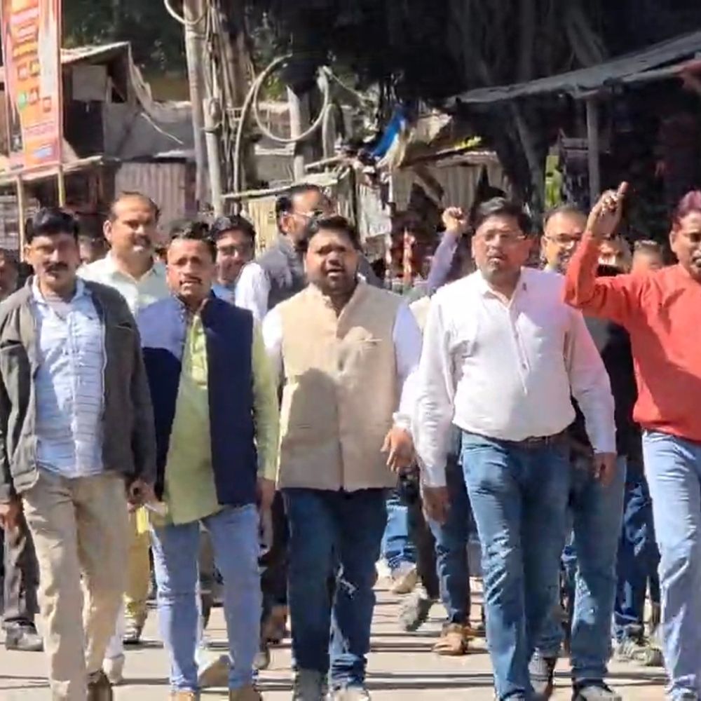 हमीरपुर में सराफा व्यापारी ने जहर खाया:गंभीर हालत में कानपुर रेफर, विरोध में व्यापारियों ने बंदी की दुकानें