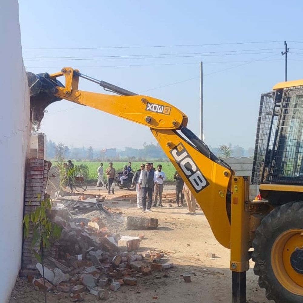 ग्रेटर नोएडा प्राधिकरण ने 37.5 करोड़ की जमीन मुक्त कराई:बिलासपुर में 18 हजार वर्ग मीटर पर अवैध निर्माण ध्वस्त