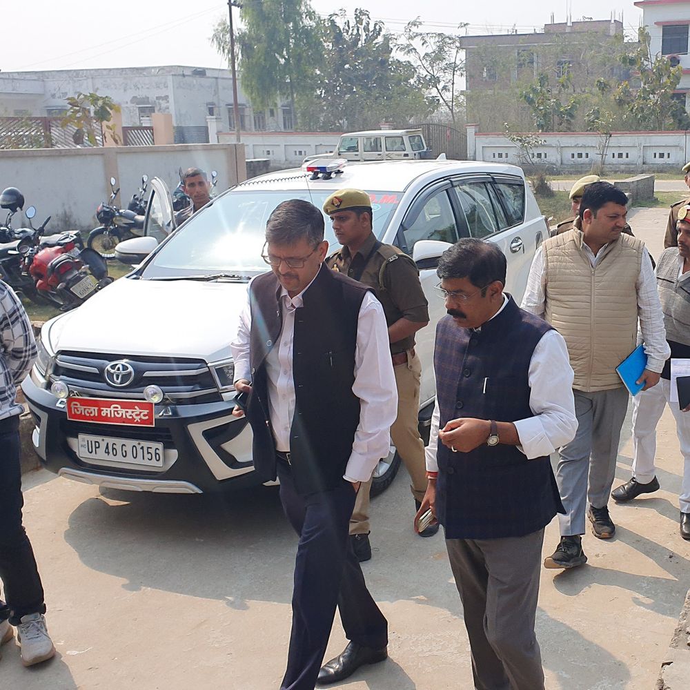 श्रावस्ती डीएम ने 41 केंद्रों के कंट्रोल-रूम का निरीक्षण किया:बोले-लापरवाही बर्दाश्त नहीं होगी, नकलविहीन परीक्षा के लिए प्रशासन सख्त