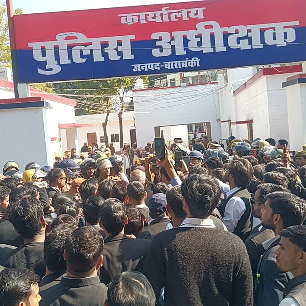 बाराबंकी में वकीलों ने एसपी ऑफिस घेरा:शोएब किदवई हत्याकांड के विरोध में प्रदर्शन, आरोपियों की गिरफ्तारी की मांग