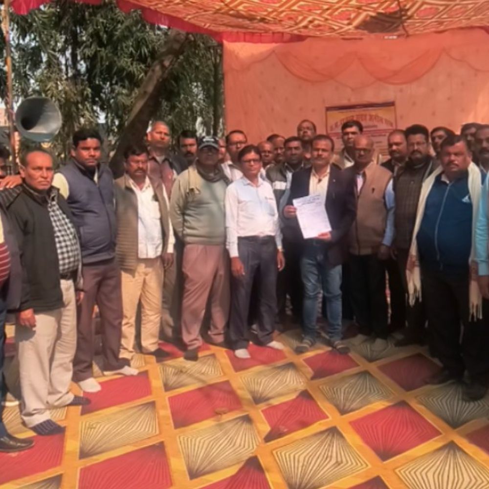 संग्रह अमीन से मारपीट में शस्त्र लाइसेंस रद्द होगा:सिद्धार्थनगर में एक महीने में गिरफ्तारी के आश्वासन पर राजस्व कर्मियों का धरना समाप्त