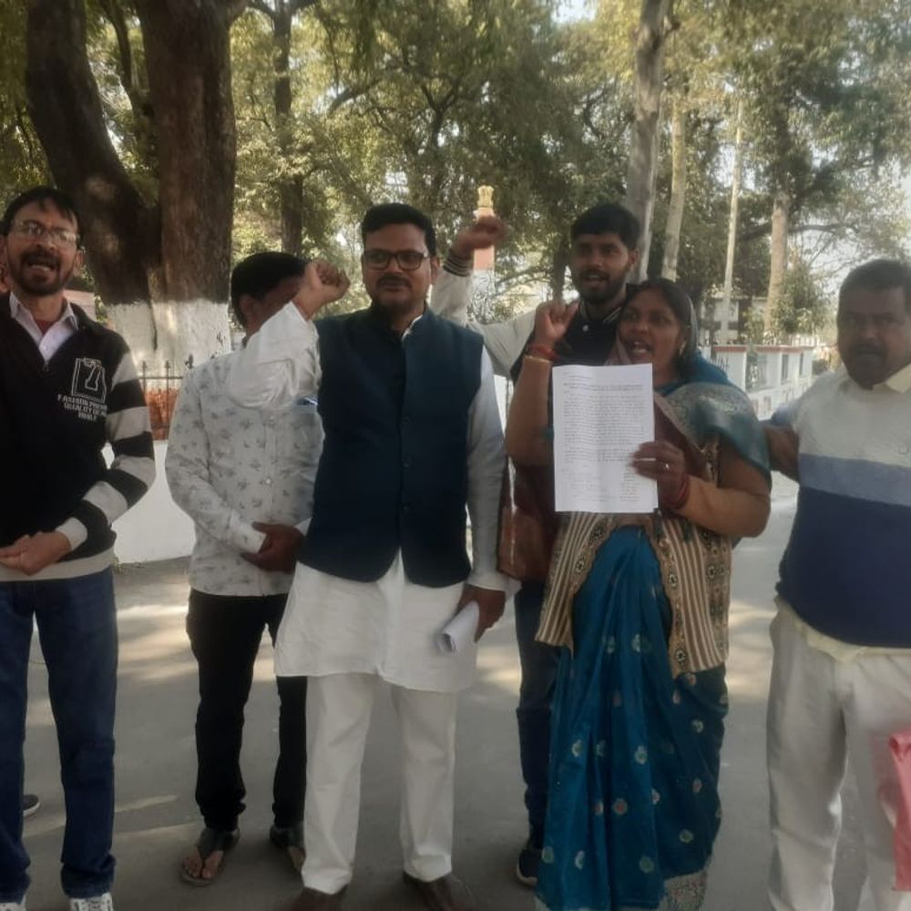 बलिया में देशी शराब अनुज्ञापिनी ने डीएम को पत्रक सौंपा:आबकारी विभाग पर फर्जी FIR, लाइसेंस निलंबन का आरोप