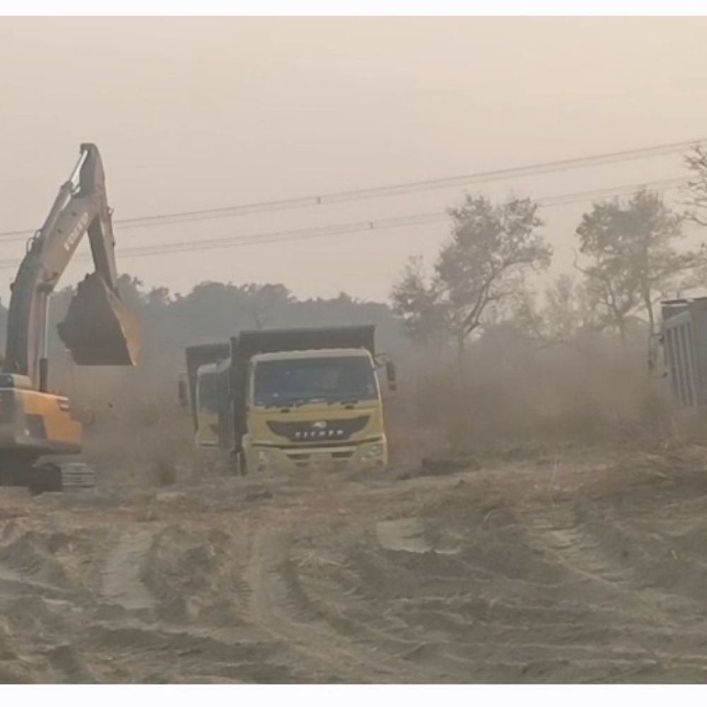 देवरिया में अवैध खनन का आरोप:छोटी गंडक नदी किनारे खुदाई से बाढ़ का खतरा, ग्रामीण आक्रोशित