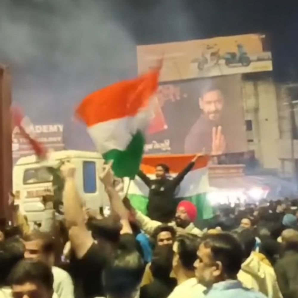 मेरठ में टीम इंडिया की जीत के जश्न की तस्वीरें:शहर से गांव तक आतिशबाजी, लोग सड़कों पर झूमे