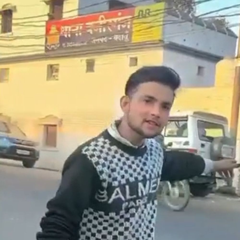 बदायूं में युवक ने थाने के सामने बनाई REEL:रोक सके जो दिलवालों को, ऐसी कोई जेल नहीं...गाना लगाया, पुलिस ने किया गिरफ्तार