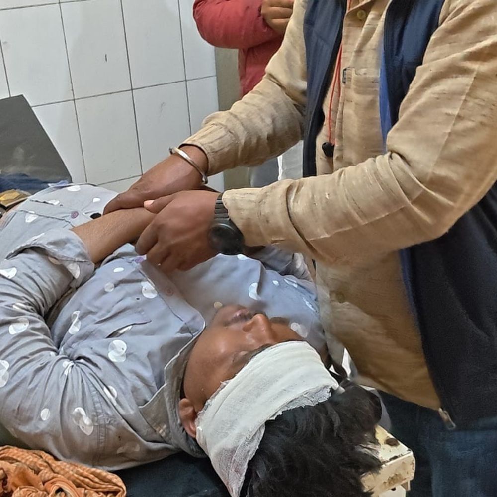 मऊ में स्कॉर्पियो-बाइक टक्कर, दो युवक गंभीर घायल:डॉक्टरों ने प्राथमिक उपचार के बाद हायर सेंटर रेफर किया