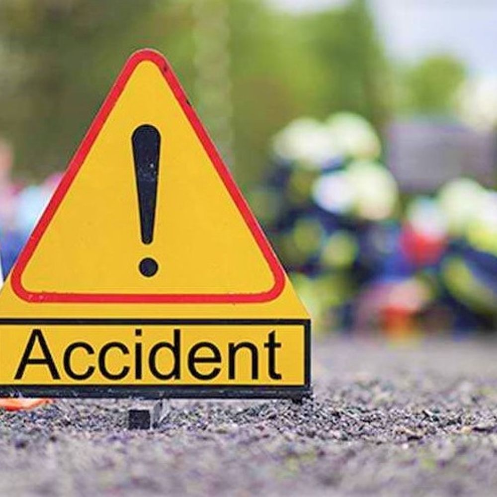 MBBS छात्रों की बुलेट में कंटेनर ने मारी टक्कर:बेकाबू होकर सामने से आ रहे ट्रक से भिड़े, लखनऊ में 1 की मौत; दूसरा गंभीर