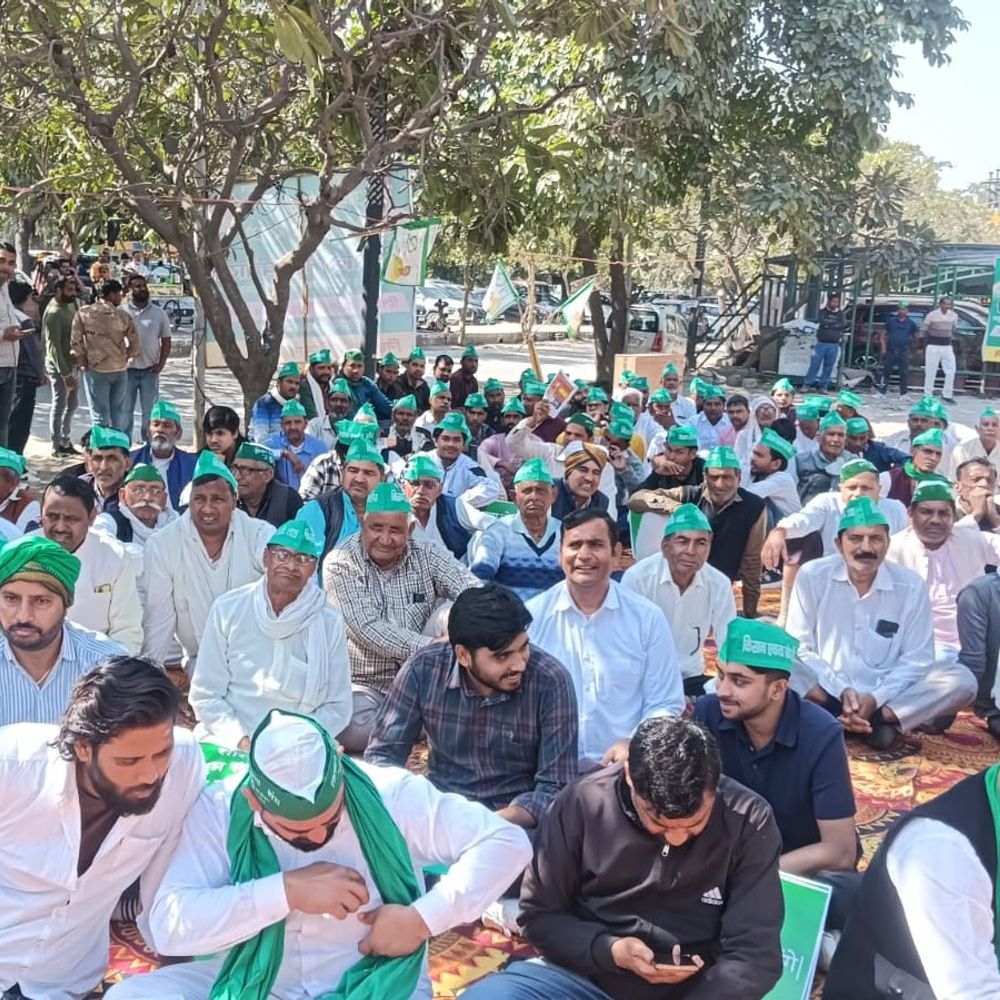 यमुना प्राधिकरण पर किसानों का प्रदर्शन:आबादी निस्तारण और रोजगार की मांग को लेकर महापंचायत