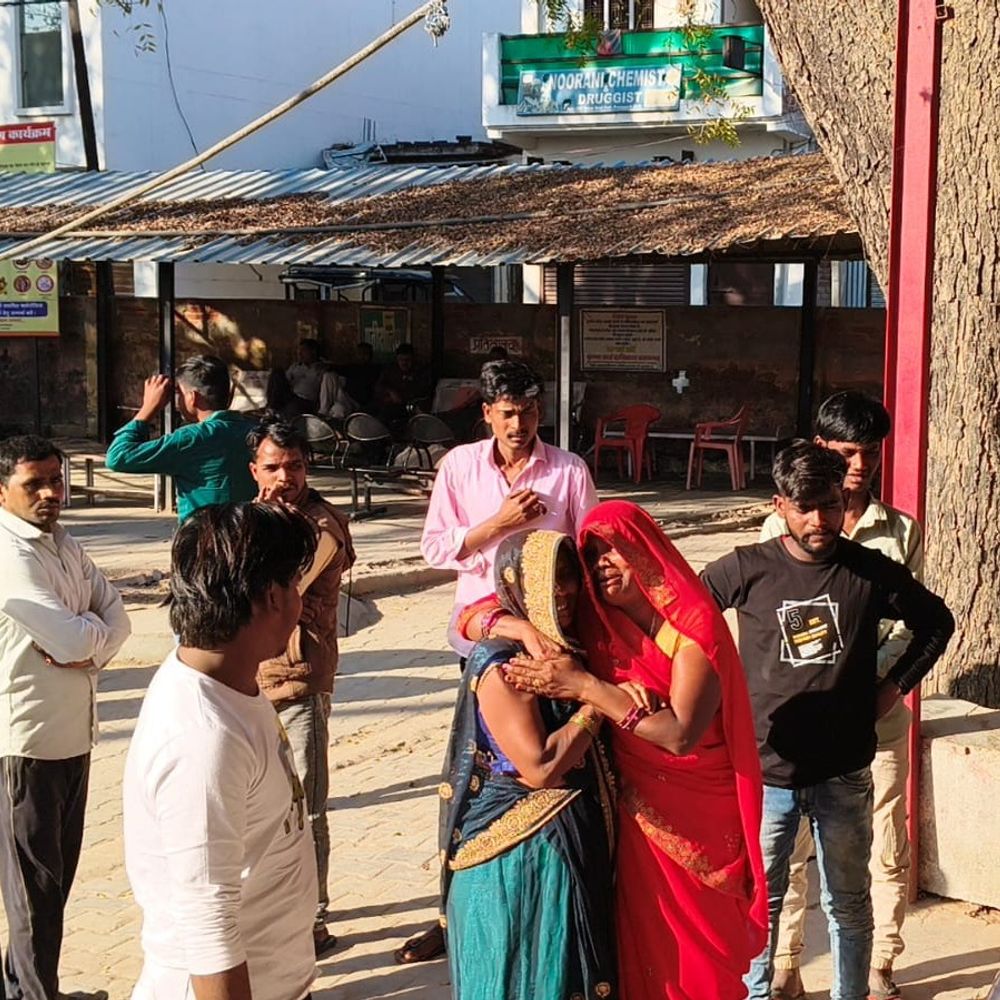 प्रतापगढ़ में तेज रफ्तार बाइक पेड़ से टकराई:युवक की मौत, महाराजगंज से लौट रहे थे घर