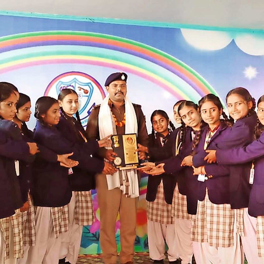 अतिथियों ने लक्ष्य निर्धारित कर बच्चों को जीवन में आगे बढ़ने की दी सीख