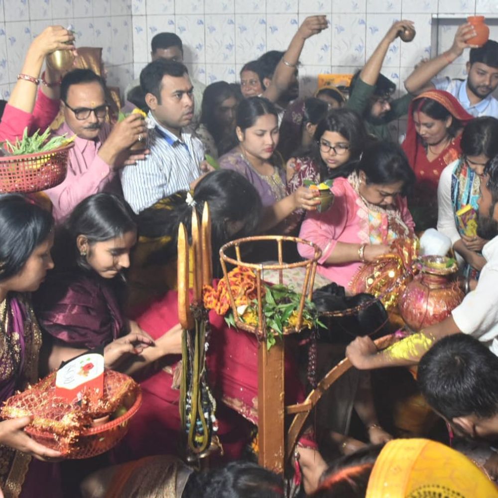 जलाभिषेक के लिए उमड़ी भीड़, हर- हर महादेव के नारों से गूंजे शिवालय