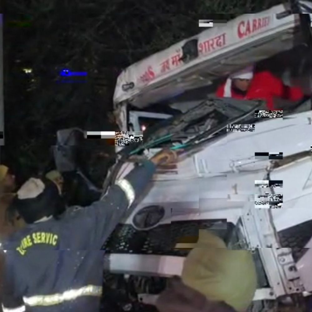 हमीरपुर में बस-ट्रक की टक्कर में 10 यात्री घायल:तिलक समारोह से लौट रहे थे यात्री, दोनों ड्राइवर रेफर