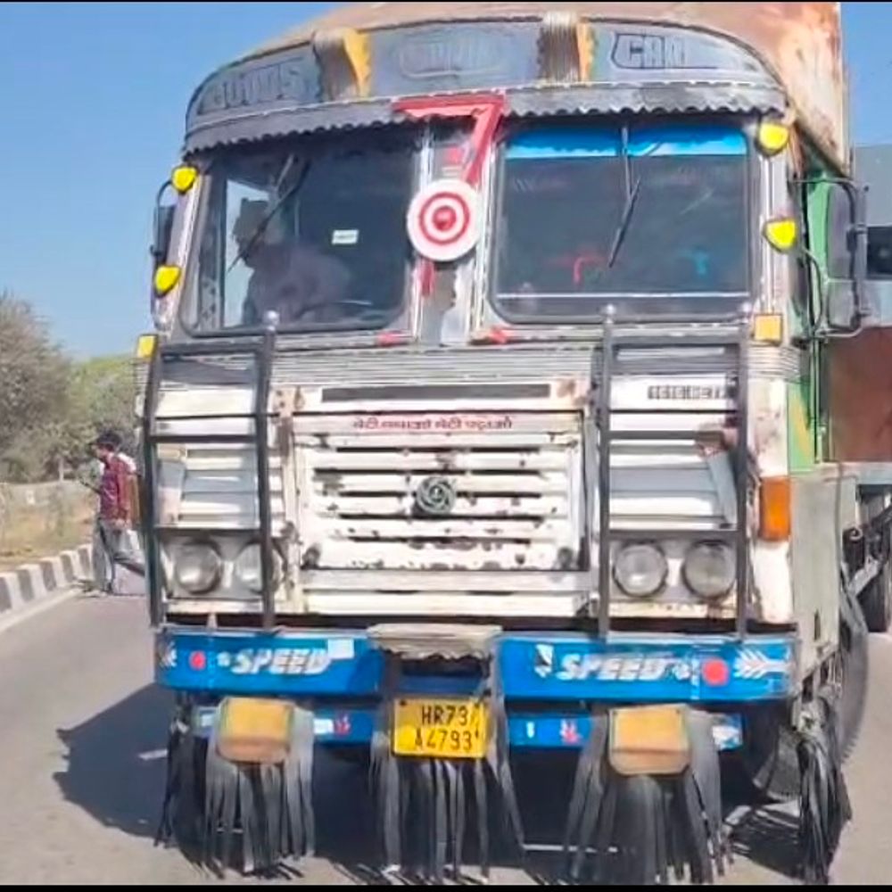 ललितपुर में एआरटीओ ने काटा चालान:नाराज ट्रक ड्राइवर ने हाईवे पर लगाया जाम, आधे घंटे यातायात बाधित
