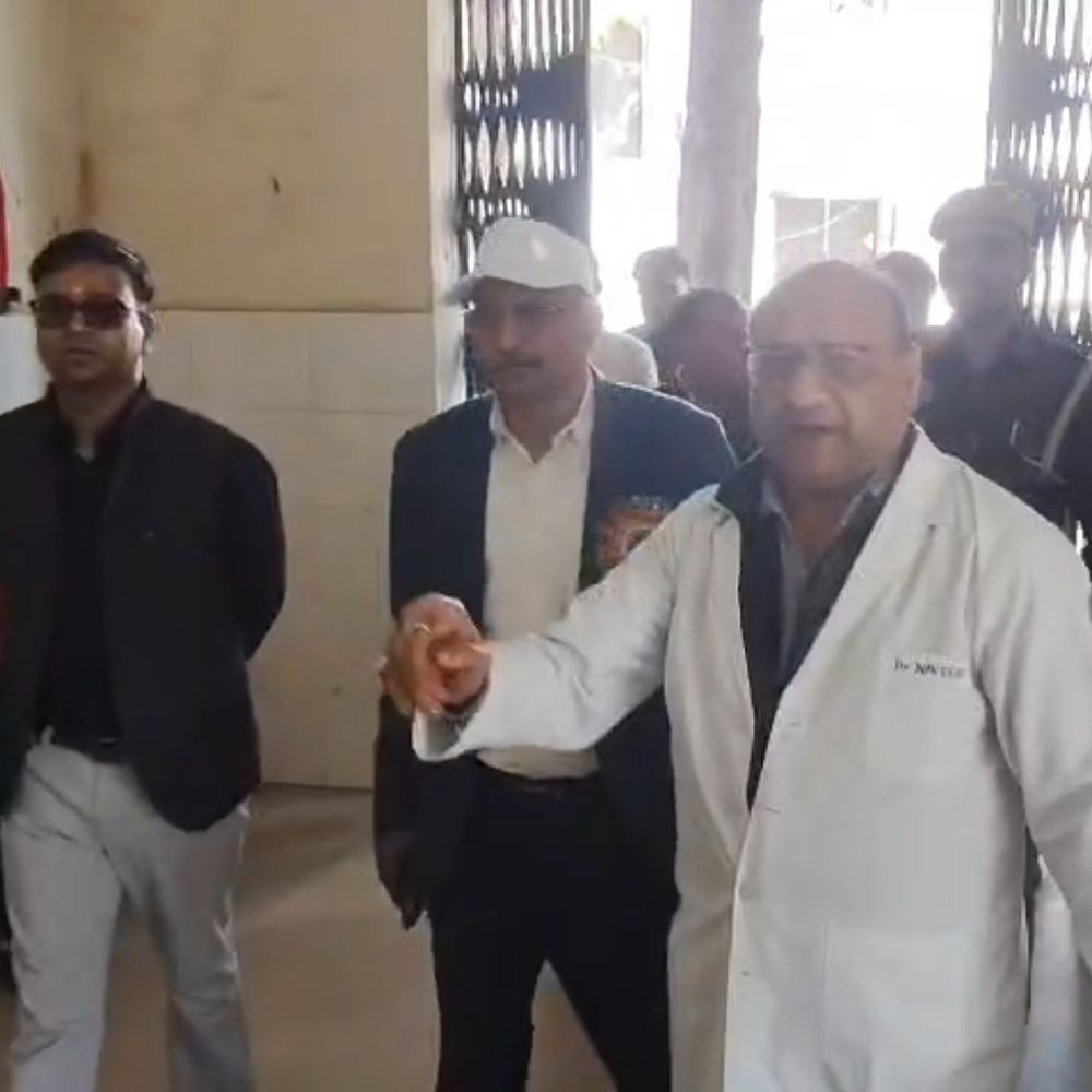 आगरा मंडल आयुक्त ने जिला अस्पताल का किया औचक निरीक्षण:मरीजों को बाहर की दवा न लिखने के दिए निर्देश