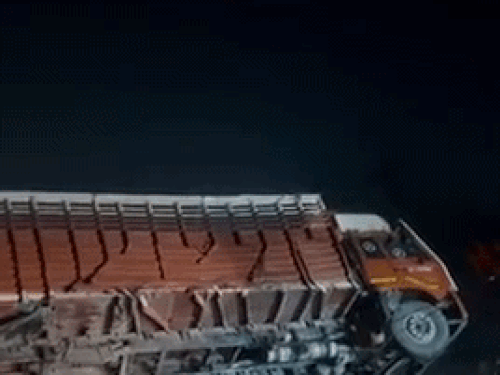 जालंधर में ओवरस्पीड ट्रक 3 वाहनों को मारी टक्कर:  भोगपुर हाईवे पर ग्रिल तोड़ दूसरी लेन में घुसा, ड्राइवर घायल, SSF टीम ने अस्पताल पहुंचाया – Jalandhar News