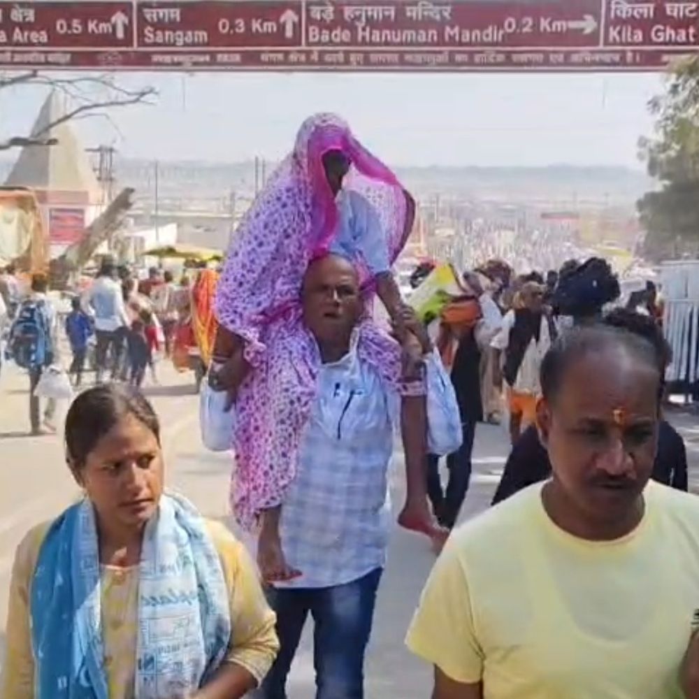 100 साल की मां को कंधे पर बिठा कराया संगम-स्नान:बेटे ने कहा- बचपन में आपने मुझे घुमाया, अब मेरी बारी, MP से लाया प्रयागराज