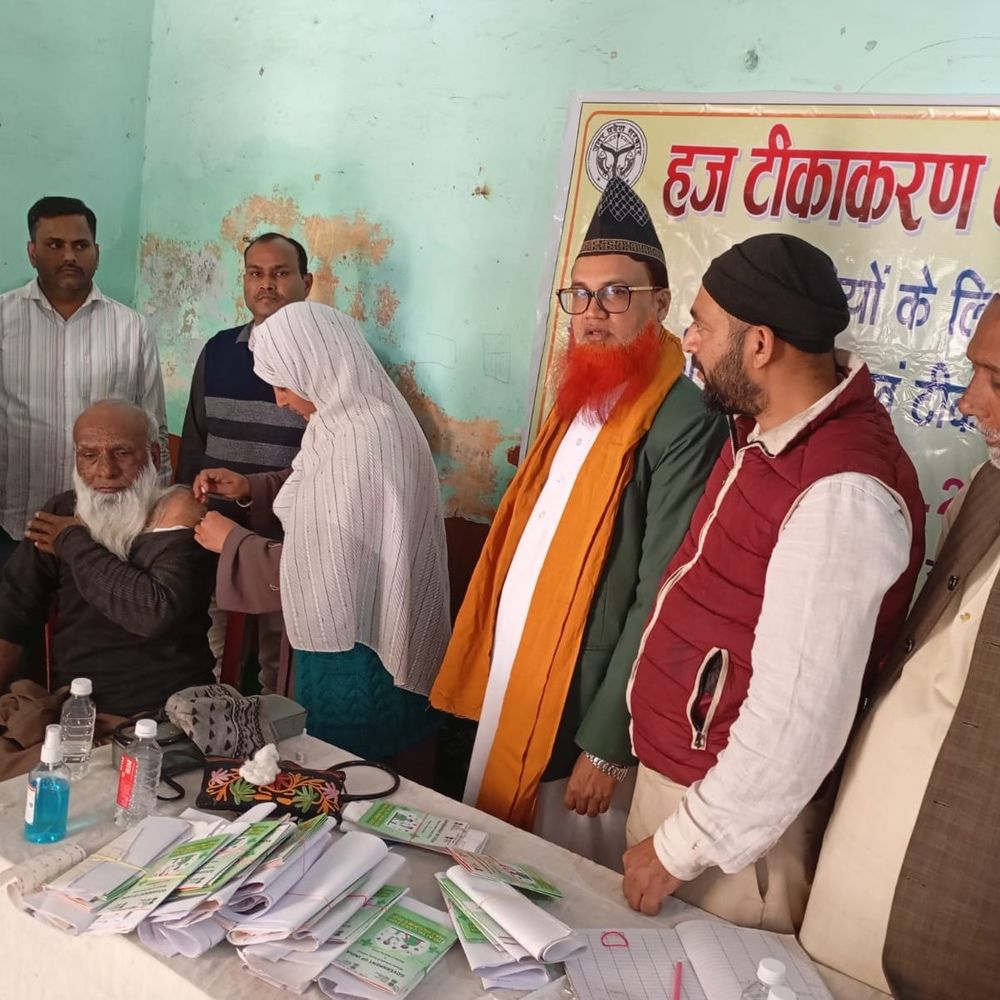 सुल्तानपुर में हज यात्रियों के लिए लगा तरबीयती कैंप:सैकड़ों लोगों का हुआ टीकाकरण, हज के महत्व पर प्रशिक्षण