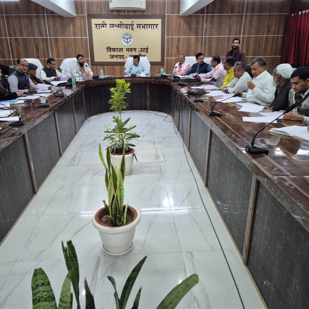 जालौन डीएम ने लंबित ऋण आवेदनों पर जताई नाराजगी:उद्योग-व्यापार बंधु समिति की बैठक में दिए शीघ्र निस्तारण के निर्देश