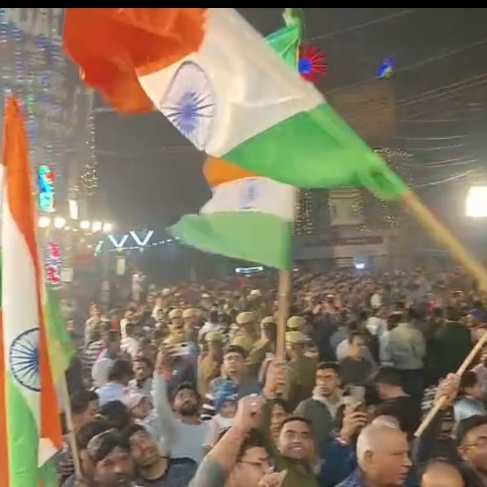 भारत ने पाकिस्तान को हराया:मुजफ्फरनगर के शिव चौक पर जीत का जोरदार जश्न, रात में तिरंगा लेकर निकले लोग